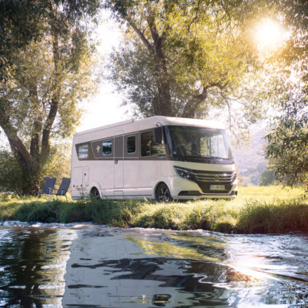 NIESMANN+BISCHOFF-iSmove-Sommer-10b-am Flussufer-Nahaufnahme-Print